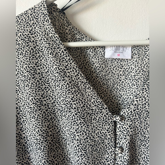 Cute and flattering peplum blouse - Picture 3 of 3